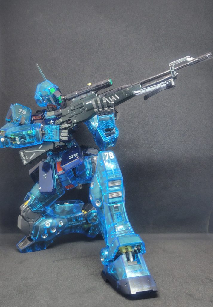 ジムスナイパーⅡと言えばやっぱりこのポーズ!足首のシリンダーは可動式になっていてゴールドとシルバーで塗り分け。ひじとふくらはぎのブチ穴やダクト部はシルバー。クリアカラーでスミ入れがほとんど意味をなさないので代わりにシルバーを多用しました。