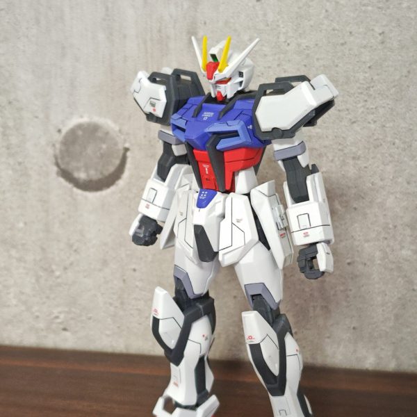 やっとEGストライクが買えたので初めてのスジ彫りの練習台になってもらいました。スジ彫りは色んな道具が必要な感じで毛嫌いしてましたが、いざやってみるとスクライバーとガイドテープだけで出来ました。左肩は装甲被せるので面倒で素のままです(笑)バックはスクライバー届くまで感覚掴む為に他の道具使ったのでガタガタですしつこく堀りすぎるどラインが太くなってキズのように見えてくるので加減が大事って事を学べました。次はソードストライカーとランチャーをスジ彫りしてパーフェクトストライクにします！やはり新しく出来る事が増えると楽しい（1枚目）