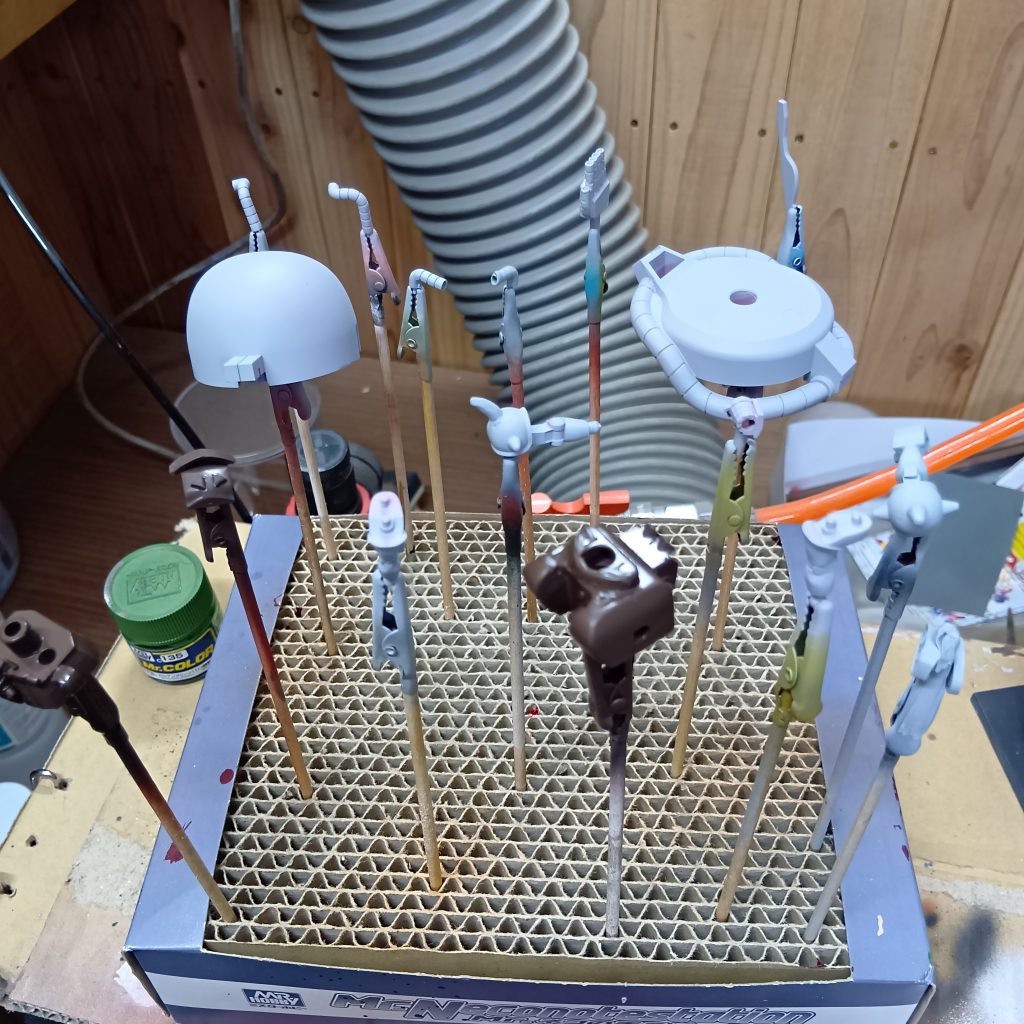 明るい青の部分には灰サフを、ちょっと濃い青になる胴体部分にはマホガニーサフをふってます。ベースになる色に差をつけて、クレオスのZブルー一色で仕上げました。