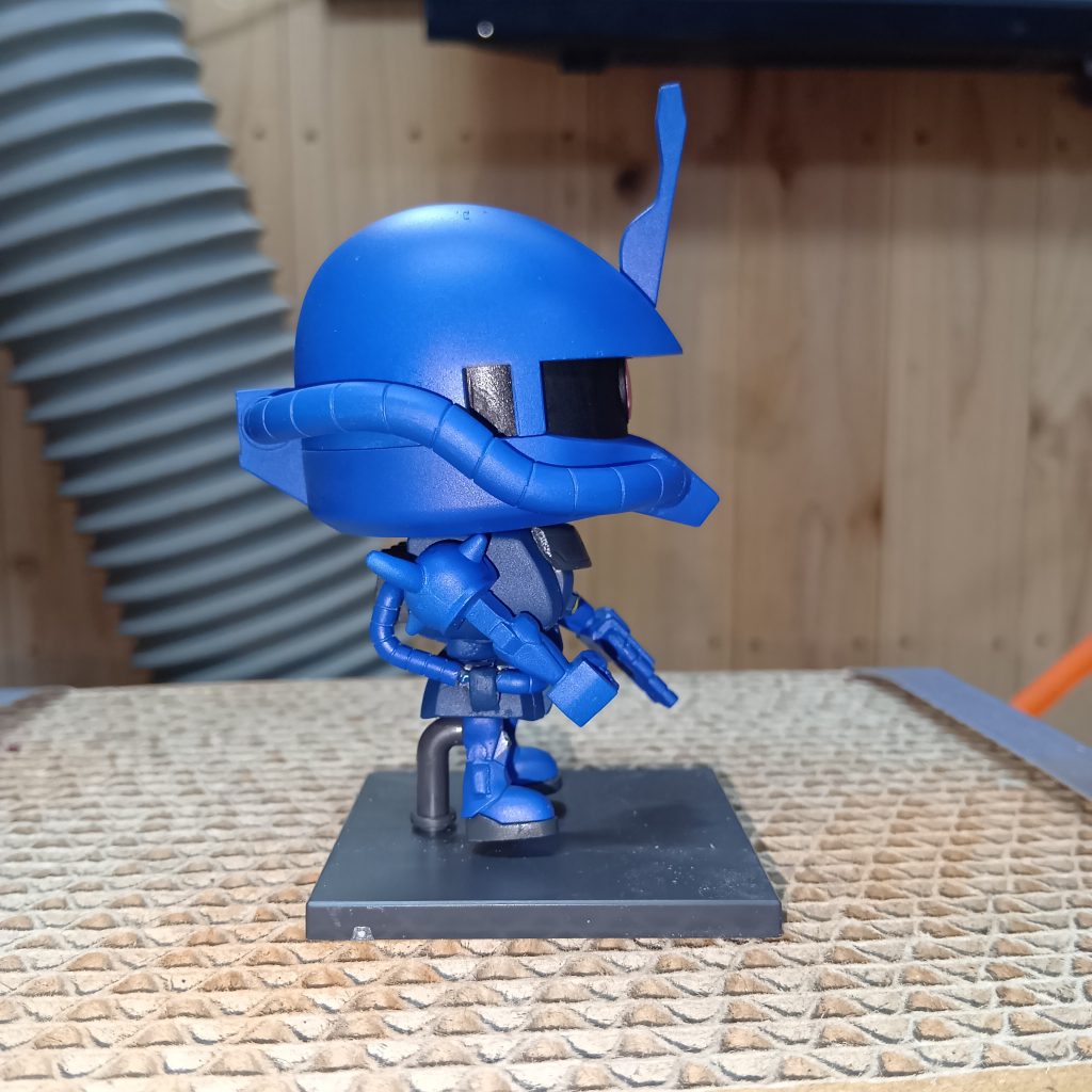 グフの武器といえば鞭!まだ作ってません💦ザクはバックパックから腰前までの動力パイプが一本ですが、グフは中継点があるようなので、二分割してプラバンで中継点を作りました。