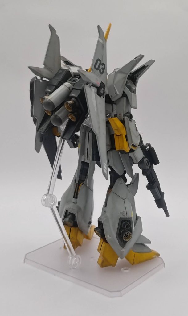 腰部に3㎜保持穴がないため、アーム式のディスプレイアームを使用しています。各所スラスターの面白みアップのため、スラスターコーンを追加しています。