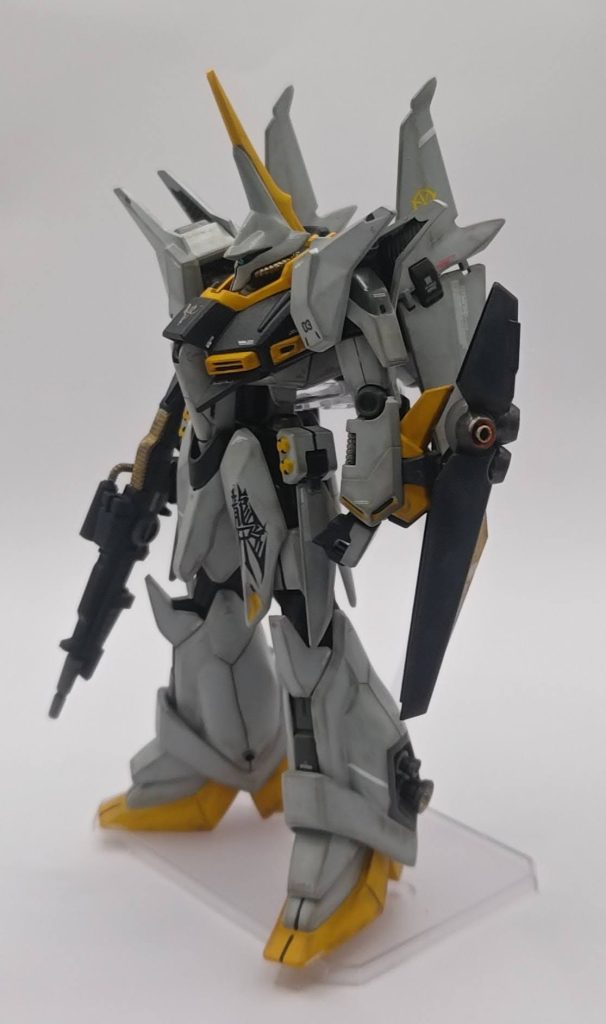 見えにくいですが・・・モノアイは2mmのクリスタルビーズを入れてあります。