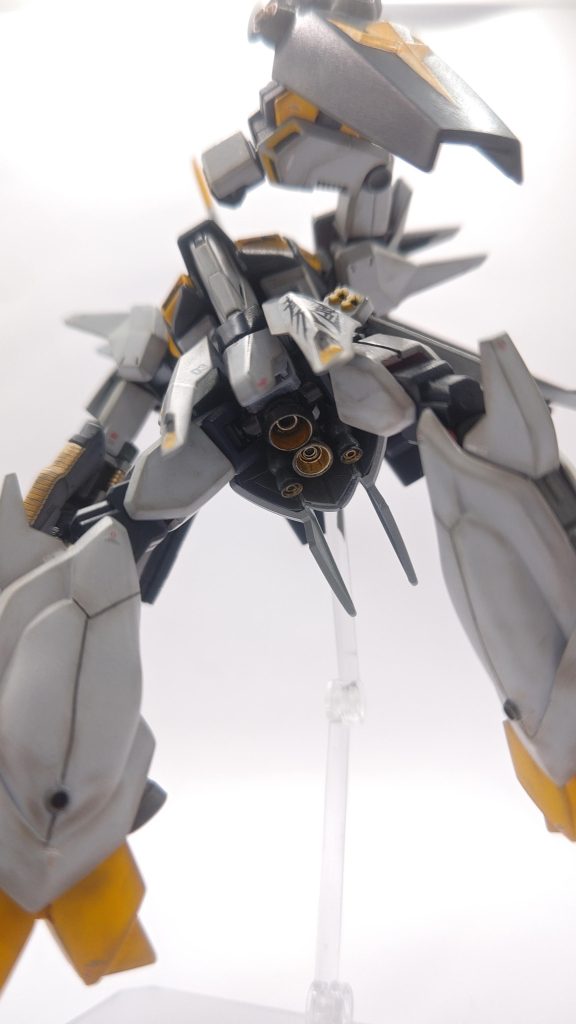 腰部の下部にもスラスターを追加しています。