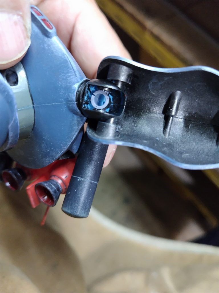 買ったキットももう古いのでしょう。緩いなあと思ったらもう割れてました。同サイズのヤツあるかなあ？