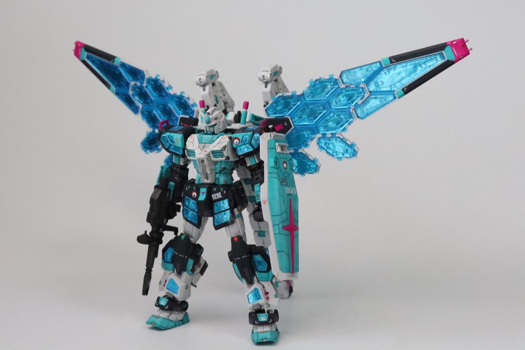 クリアパーツの下の銀色シールが光を反射して、とても綺麗です。シールには蛍光クリアーを塗って、ブラックライトで光ります！「ミャクミャク」マークは、円形マスキングで。