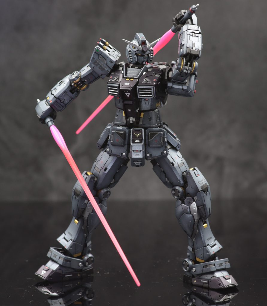 ビームサーベルはいつもの蛍光塗装です。