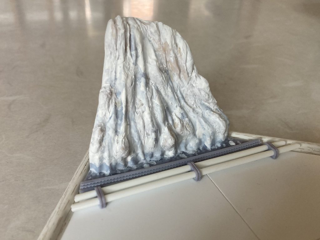 岩盤はそのままだと一本調子なのでパテを盛ってテクスチャを追加 歪みがあってフロアから少々浮いてしまったので境目にプラ棒を束ねてパイプラインらしき構造物を追加してごまかしましたw プラ棒を束ねるクランプも3Dプリンタ製