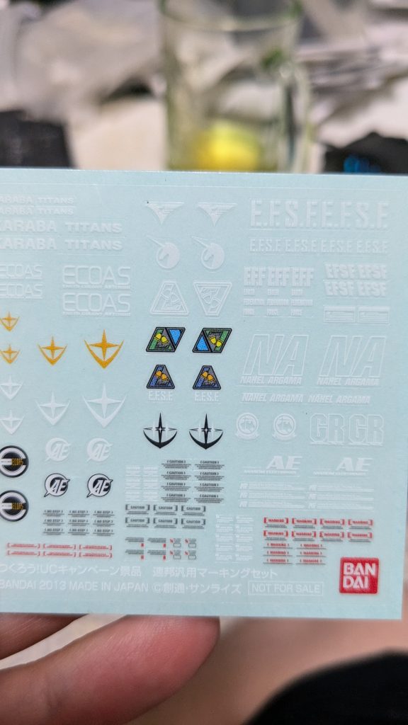 今回は全塗装した上に、いつものように水転写式デカールをはろうかとも思ったのですが、かなり昔にガンプラを買った際におまけで頂けたキャンペーン品のシールが奇跡的に、デカール収納ケースに入っていたため過去の自分に感謝しつつ、折角ならばと、このシールを貼っています。今作を通しまた、一つ出来ることと経験値が増えたような気がしましたし、今後の作品に良い影響を与えられそうになった気がする、そんな作品となりました。これからも日々勉強と考え、諸先輩方の作品をたくさん拝見し、勉強させて貰いながら、楽しく作っていこうと思えた良い作品でした。今作もご覧いただき、ありがとうございました。駄文、長文失礼致しました。