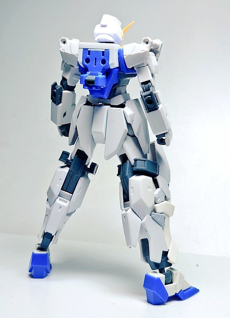 この時点では背負い物等は考えておらず、78のような背中になる予定でした。