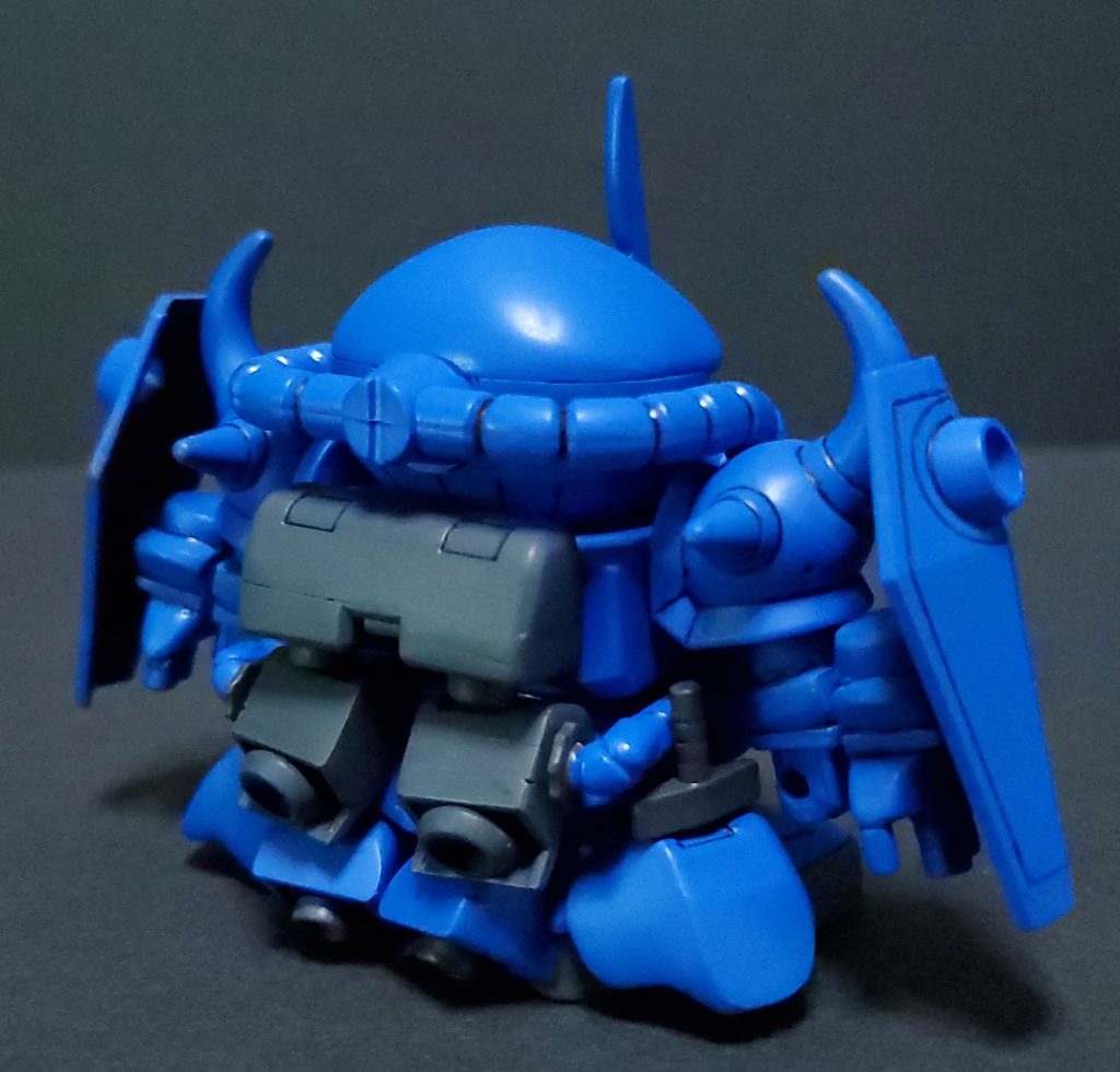 腰を回したくて分割しましたが、元のキットのままだと股間部からバックパックに繋がるパイプが邪魔してスイングができないため、腰の追加ブースターに向かってもらっています。