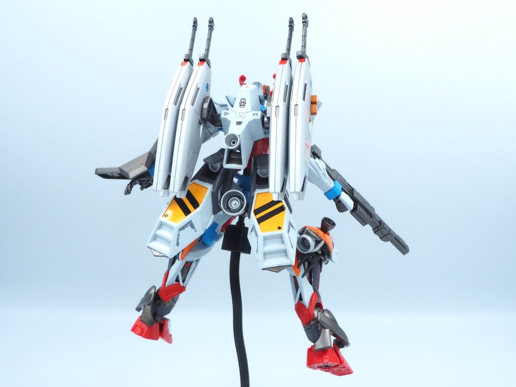 フロントビュー＆リアビュー試しに取り付けてみたF90のミッションパックが好みのバランスになりました。改修箇所は脚にはつま先を追加。胴体が短い気がしたので腹部パーツをもう１段追加しました。首の軸を2mm延長し、顎を引いた時の干渉が無くしました。大型化した武器はムーンガンダムのビームライフルと軍警ザク感のある境界戦機のシールドを流用しました。