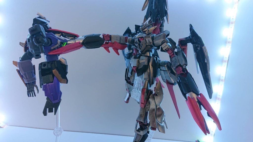 奇しき赫耀 ガンダムバルファルク(上部強化形態) 腕部奇襲大型クローガンのみを装備した状態。機動力が通常形態よりもなく、重量が増えて動きはそこまで機敏には動けない。しかし単に火力を上げるなら奇しき赫耀形態よりもこちらの方がよいため、バルファルクは好んでこの形態をよく使う。