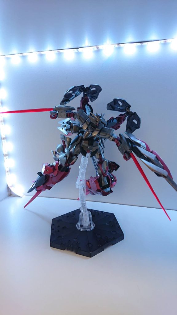 奇しき赫耀 ガンダムバルファルク(下部強化形態)脚部大型ブースターのみ取り付けてMS状態でMA状態と同じほどの動きをできる形態。腕部奇襲大型クローガン分の質量が減り、奇しき赫耀形態よりも軽いため各ブースターを使った三次元の戦闘が得意である。