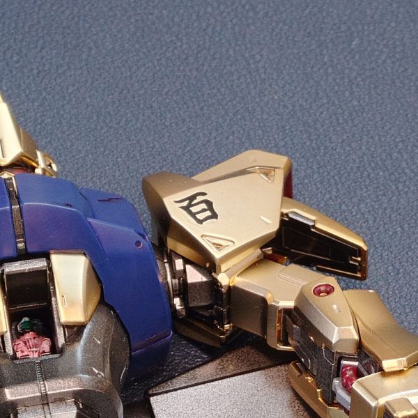 これはごく直近に衝動買いしたもの。ファースト世代なので、アムロの次にシャアの機体は好きです。百式はクワトロ大尉ですけど。百式は初ですが、このキットの控え目なゴールドメッキに惹かれました。仕事の合間に、じっくりと時間をかけて組み上げています。（5枚目）