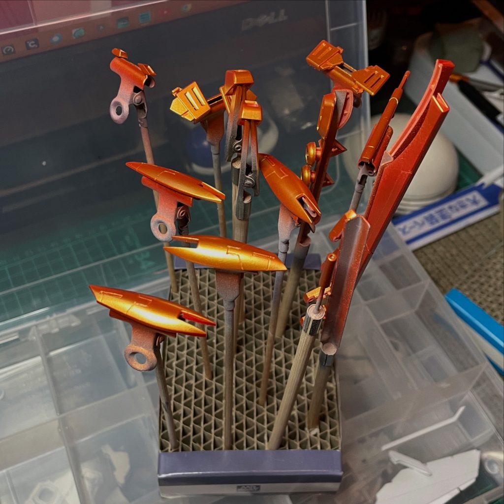 赤い下地の上にガイアカラーのパールゴールドを吹いた時の様子。赤をしっかり塗ったので、ゴールドというよりカッパーに近い感じになりましたが、明るいゴールドにはしたくなかったので想定通りに。