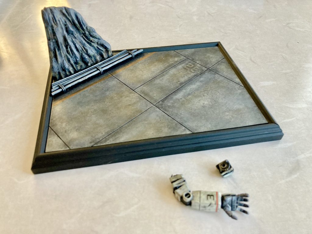 ジオラマはスポンジで数種類のグレイをポンポンやって調子を付け、トップコートでトーンを合わせてウォッシングで仕上げました ジム腕は筆塗り後にデカール貼ってトップコート&ウォッシング