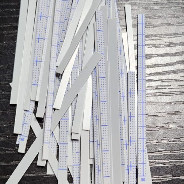 今は別のキットを組み立てているのですが、そのうちゼーゴック＋クーベルメを作ろうとおもっています改造する時に設計図とか私は作らないので、これまでのように作り始めてから考えるといつまで経っても完成できないので、休憩がてらにパーツを作っていこうと思っていますゼーゴックは箱組みのような感じで作れると思うのですが、問題はクーベルメ大きなプラパイプを買うのではなく、0.5mmのプラ板を細切りにしてそれを粘着テープの芯に貼り付けて筒状のパーツを作ることにしました
