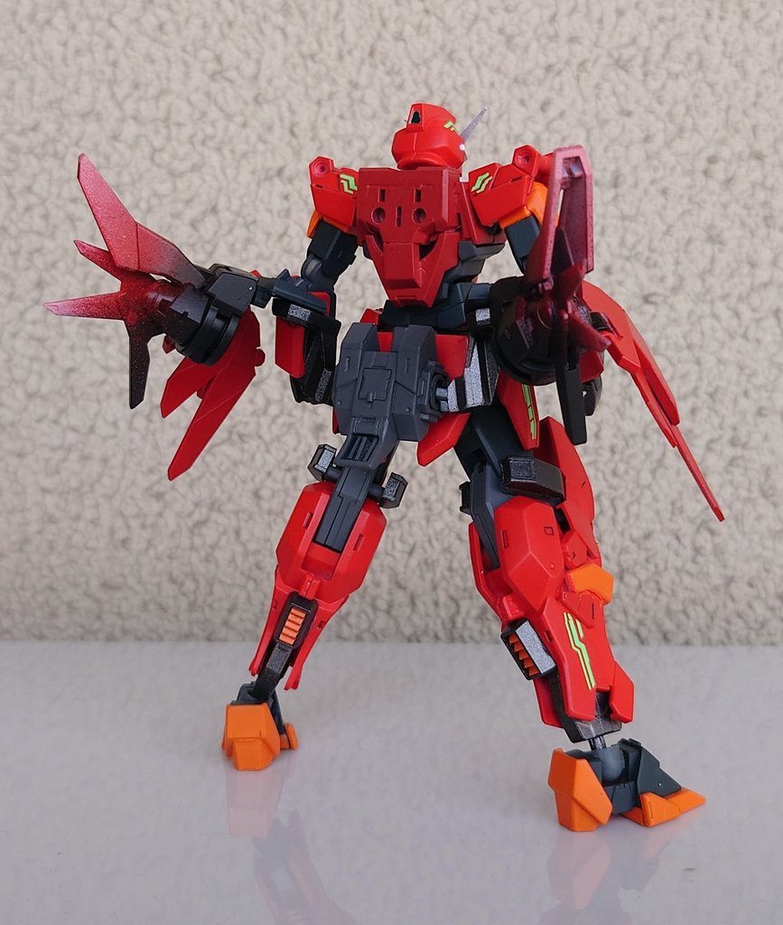 背中ではなく、腰に付いてます