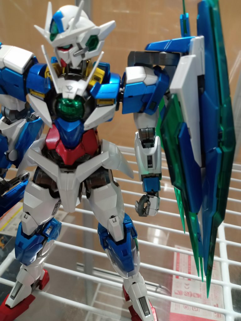 外装は光沢感あるキャンディ塗装、フレームは人気のメタリック塗装です☆クアンタのクリアパーツと相まって光沢感が一層引き立ちますね(*^^*) それでは全体ショットもいくつか「ダブルオークアンタで出るっ(`・ω・´)!」