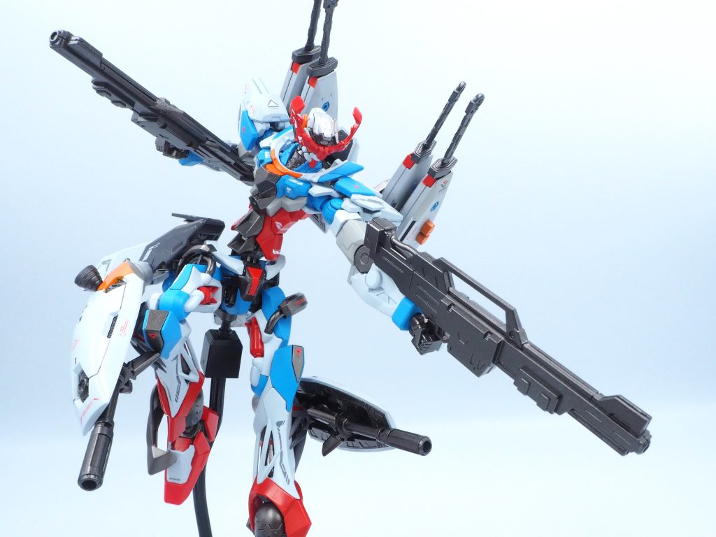 火力強化のためビームライフルを２丁、脚部にビーム砲を装備を追加した設定にしました。ムーンガンダムのビームライフルは大きさも形状もいいね。