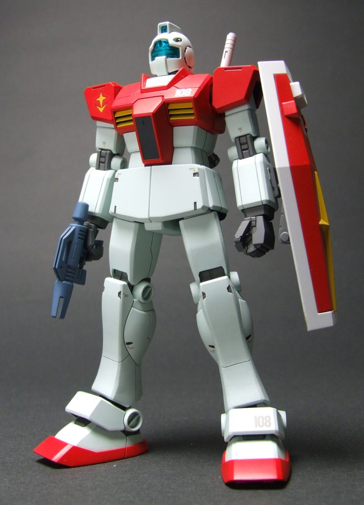 胸部とスネ下はHGUCガンダム(No.21)、肩アーマーはFGガンダムから移植しています。ヒジには二重関節っぽいディテールを彫刻。スネで1.5mm、モモで1mm延長しています。