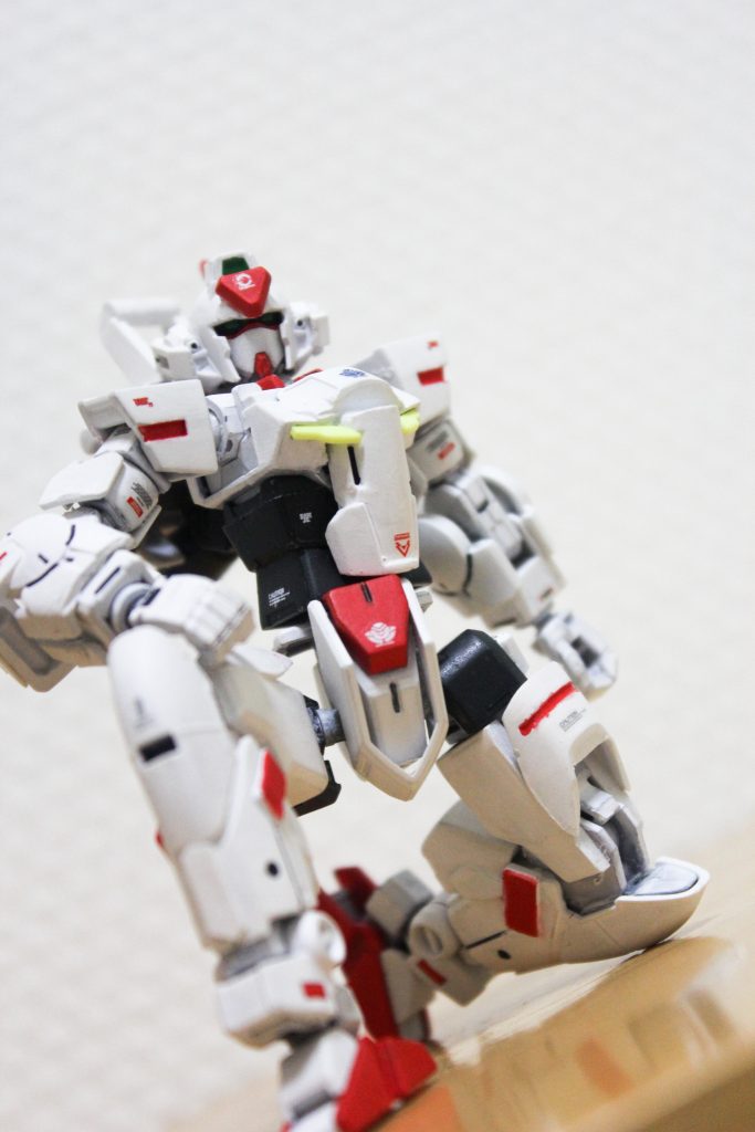 -POSE-脚部はビギニングガンダムの腕部を使って延長している為、自然な膝立ちが可能です。