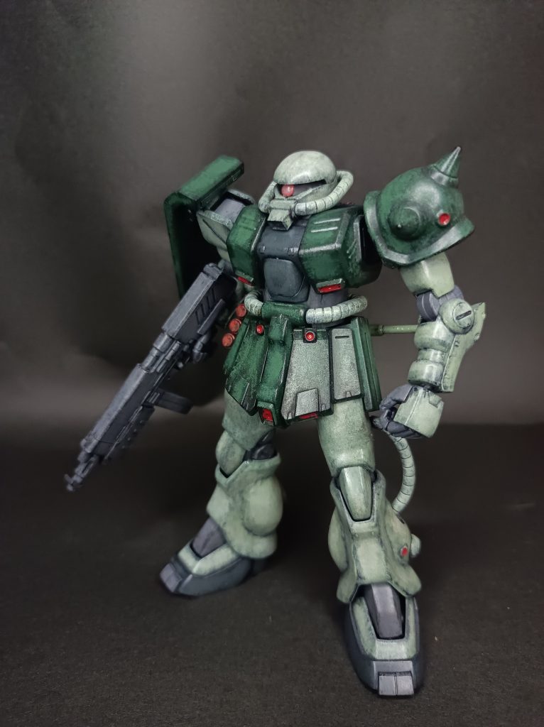 全体像。なかなかこれだ、というポージングが見つけられなかったので写真はこれだけです。コクピットハッチ部や動力パイプのカラーリングを変更し、元のザクⅡのカラーリングに寄せてあります。閲覧ありがとうございました。