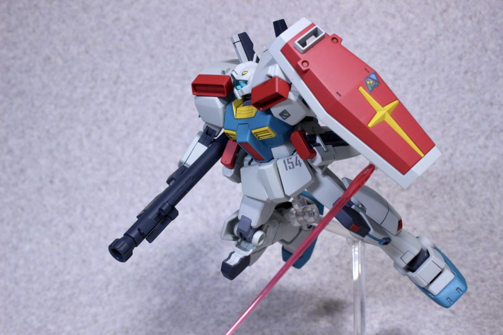 マーキングはキット付属のデカールを。肩のロンドベルマークは貼り間違えて上下逆になってます。ご愛嬌。武装はキットの物に加えてジェガン用バズーカとHGリバイブ版ガンダム用のビームジャベリン(当時のガンダムエース付録品)を持ってきました。ジャベリンのポージング難しいですね。しかしHGリバイブガンダムがもう10年前だなんて…バズ装備のジムⅢが思ったよりマッチしてて良い感じ。ミサイル装備を外せば割とストレートにジム系なのでバズーカは無難に似合いますね。あとはジェガン用シールドも欲しかったのですがどうも見つからず。ユニコーンEP3で補給中の艦隊直掩してるジムⅢもやりたかったのですが…ただまぁユニコーンに出てくるジムⅢはどれも微妙に色分けが異なるので1キットで再現は難しいです。UC本編中でのビームジャベリンやジェガンシールド等本来の装備じゃないイレギュラーな武装をしている機体達が好きなんですよね。EP6で武器交換してるリゼルとジェガン、EP3で170ミリキャノンを装備したネモなんかも。