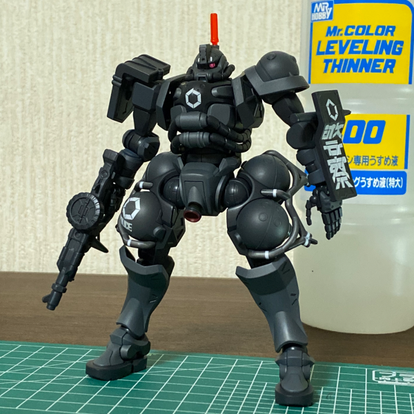 GQuuuuuuXの敵役に軍警ザクの特殊部隊仕様を作成しました。複雑なGQuuuuuuXと違って、ロービジ塗装のなんと楽なこと😅トサカのデザインは調べてもハッキリしなかったので、なんとなくそれっぽいディテールを入れてます😃1話で坑道？に降りる前にブースターを捨てるので、そっちは作らなくて済むと思っていたのですが、2機目が背負ったままで…作るとなると面倒な楕円形デザインなのですが、添え物なのでそんなに気合い入れた工作するつもりもなく、適当な有り物のプロペラントタンクでもつけておけば良いかと考えています🤔ちなみに赤いガンダムはなんとか買えましたが、2体は無理だったので先にGQuuuuuuXのお披露目して、再販買えることを願って01作っておくつもりです😃（1枚目）