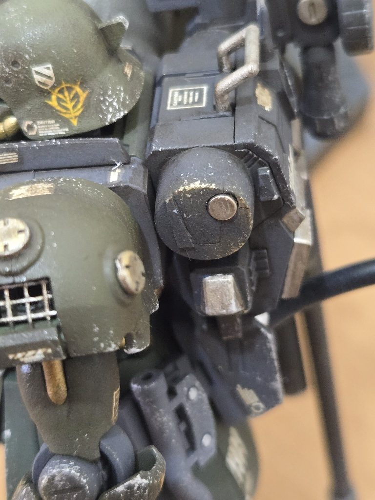 本作品では、武装には全てネオジム磁石を搭載しています。小型のものはハイキューパーツの3mmネオジム磁石、スナイパーライフルにはダイソーのネオジム磁石を使用。全てパチン！と接続できるので、それなりに便利です。