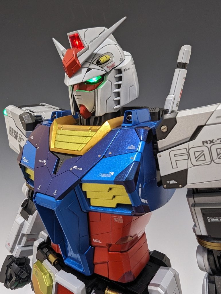 派手な改修はしていませんが、バルカンはメタルパーツに交換、ビス穴にはメタルビーズを埋め込んでいます。