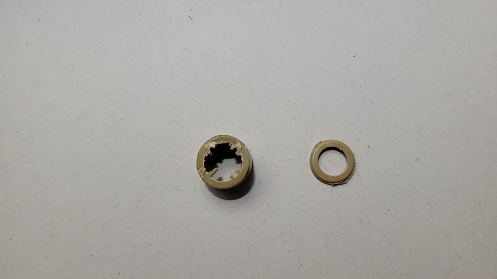 ゴッグの腕の細くなっている部分をカットし