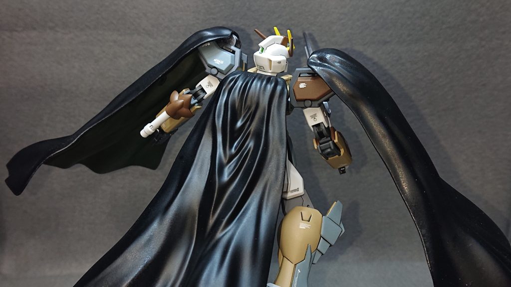 本機体のキーパーツになっている“マント”は自分の作品によくコメントをくださる“さーしースーさん”から頂いた改造案“黒いマントまたはボロボロのマント”という案を元に30MMのマルチクロスというマント風のパーツを使用して自分なりに形にしてみたモノになります💡このマントには高い隠密性と多少の防御力がある設定ですw制作当初は歴戦の戦士っぽくボロボロのマントにするつもりだったのですが、練習用で余ったマントに手を入れてみたところ“ぐしゃぐしゃで見るに堪えないマント”が出来上がってしまったので今回は諦めることにしました💦ただの黒いマントでは少し物足りなかったので、内側を“ダークグリーン”で塗装して密林など緑のある所でも使用できるリバーシブルっぽくしてみました💡