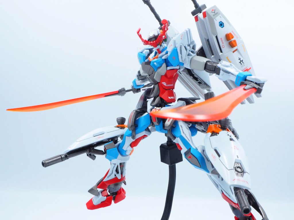 当初はコンセプトに迷走していましたが、「ヒートホークの次はヒートソードだろ！」という謎理論から突っ走りました。納刀状態と抜刀状態を合わせて６本のヒートソードが生贄になりましたが...