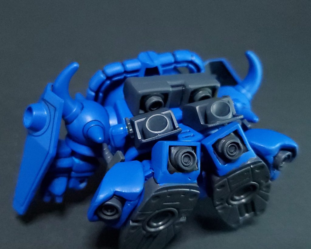 バックパックの大きさを調整し、追加ブースターを腰、脚回りに増設しています。