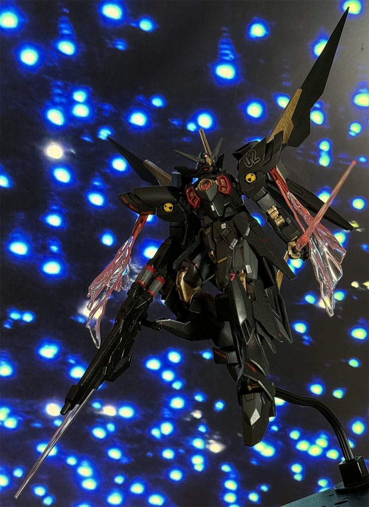 PCモニタの前で撮影、アニメではイタリアの伊達男の愛機ですが、黒金赤だとドイツやベルギーっぽい組み合わせですね。