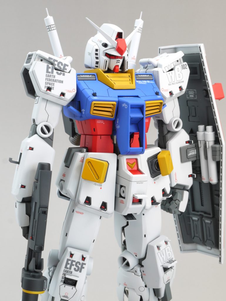 ・頭は前後に2mm延長、下側を0.5〜1mmカット 両サイドのフィンを全て作り直す勇気はないので、一番下だけプラ板でつくりました。 ・頬の外装は1度カットし、目尻の形状を変更した後、1mmほど上にズラして再接着・マスクはGp-01のモノ、は手に入らなかったので、キットのモノを小さく削り込んで、位置を調整して接着