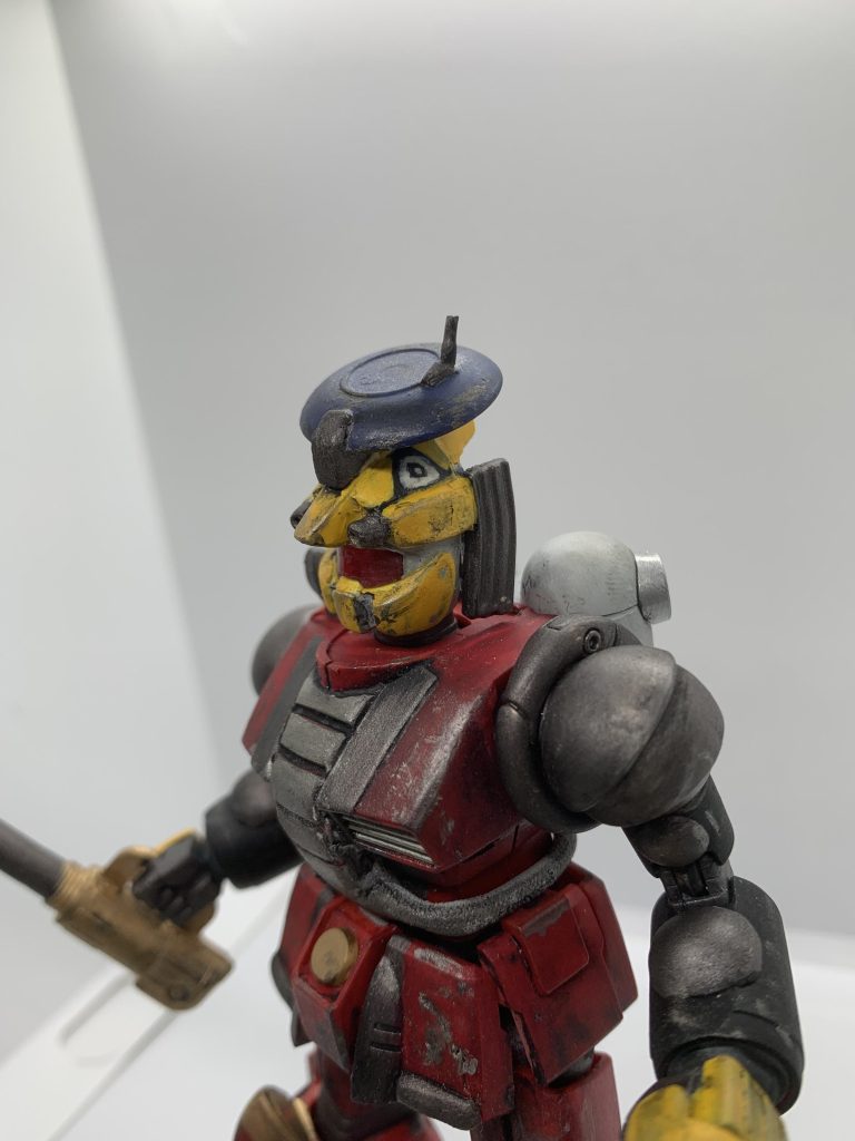 手持ち火器を廃した分頭部バルカンはマガジン増設、口径を増して火力を上げています。目のペイント的に鼻から撃っているように見えます。レーダー強化の為にレドームも追加です。バイザーはアクリル樹脂で複製して赤くしています。