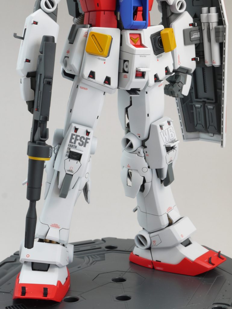 ・ジムクゥエルの股関節パーツを上下逆に取り付けることで、約5mm脚を延長・ふともも前面の外装を上に3mm延長・ヒザ上側を2mm短くカット・スネを4mm延長・アンクルガードを削り込んで形状変更&小型化・スリッパは左右から削り込んでスリムに    左右のカットはしないで、肉厚内で処理しました。    足の甲を削り込んでフラットに    つま先裏の角度を変更    赤い凸部にプラ板を貼ってボリュームアップ    甲のフレームが見える範囲を拡大・バックパックはジムクゥエルの胴体に付くように軸を加工・シールド裏に予備のビームサーベルをスクラッチして追加