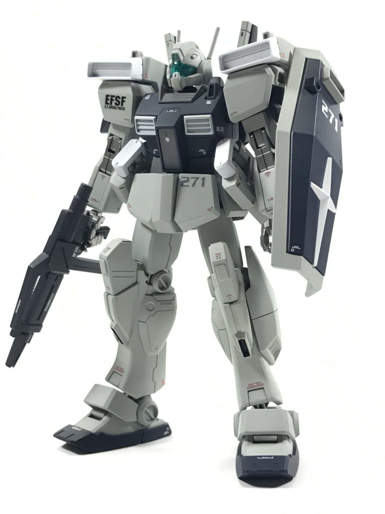 隊長機(機体No.271)一般機との見分けの為、ジェガンのビームライフルを装備してみました。