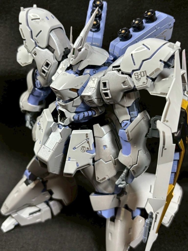 グレーの部分はグレーサフからホワイトパールで、白い部分はグランプリホワイトにシルバーを混ぜて、少しだけグレーに寄せています。シールドは白サフから、本体に使ったホワイトを使用しています。内部装甲はグレーサフからすみれ色で統一です。