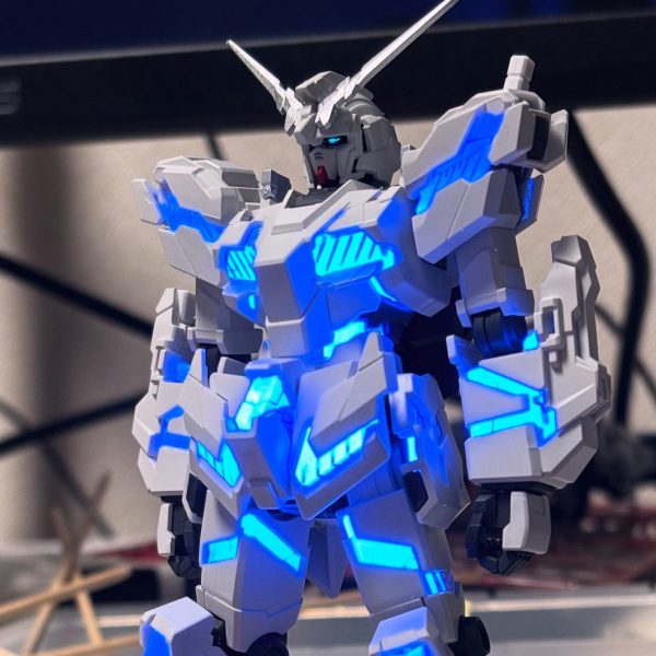 サイコフレームはスターブライトシルバーの上に蛍光クリアーを。ソールの色は塗り直して外装は一部塗り分けかなぁ🧐