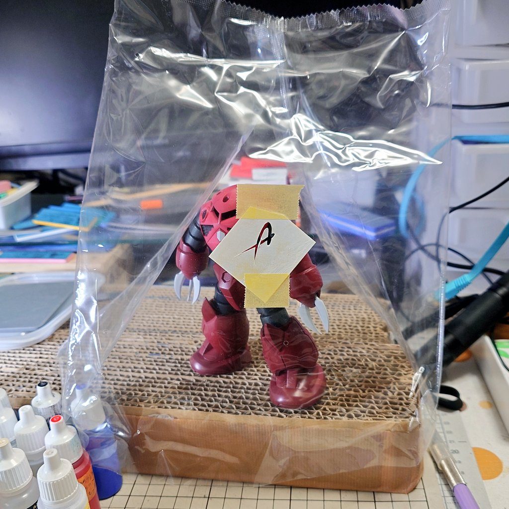 これが結構難しくて、パーツに起伏があるのでなかなかピタッとテンプレートを添わせられないんですよね。 テンプレートをプラ板じゃなく、マステで作っておけばよかったかも? ただ、細い部分があるのでマステだと千切れそう&量産しておかないといけなさそう。テンプレートのアップはこんな感じ↓