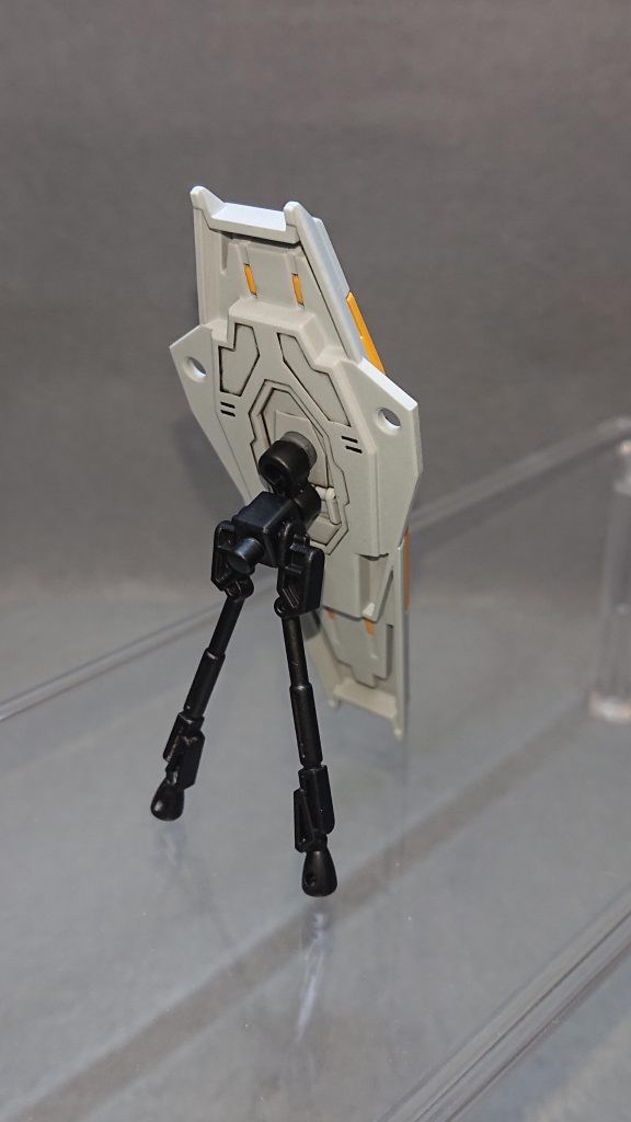 砲身が決まったら次に必要になるのが“輝きシールド”ですねwアグニの砲身を乗せても違和感のないデザインとサイズ感、装備するための接続穴などの条件を考慮した結果、本機の輝きシールドはインパルスのシールド“MMI-RG59V機動防盾(展開状態)”に落ち着きました!色々試したのですが安定感が一番ありましたねw自立用のバイポッドを追加しアグニ本体に装備しておくのが基本状態となります