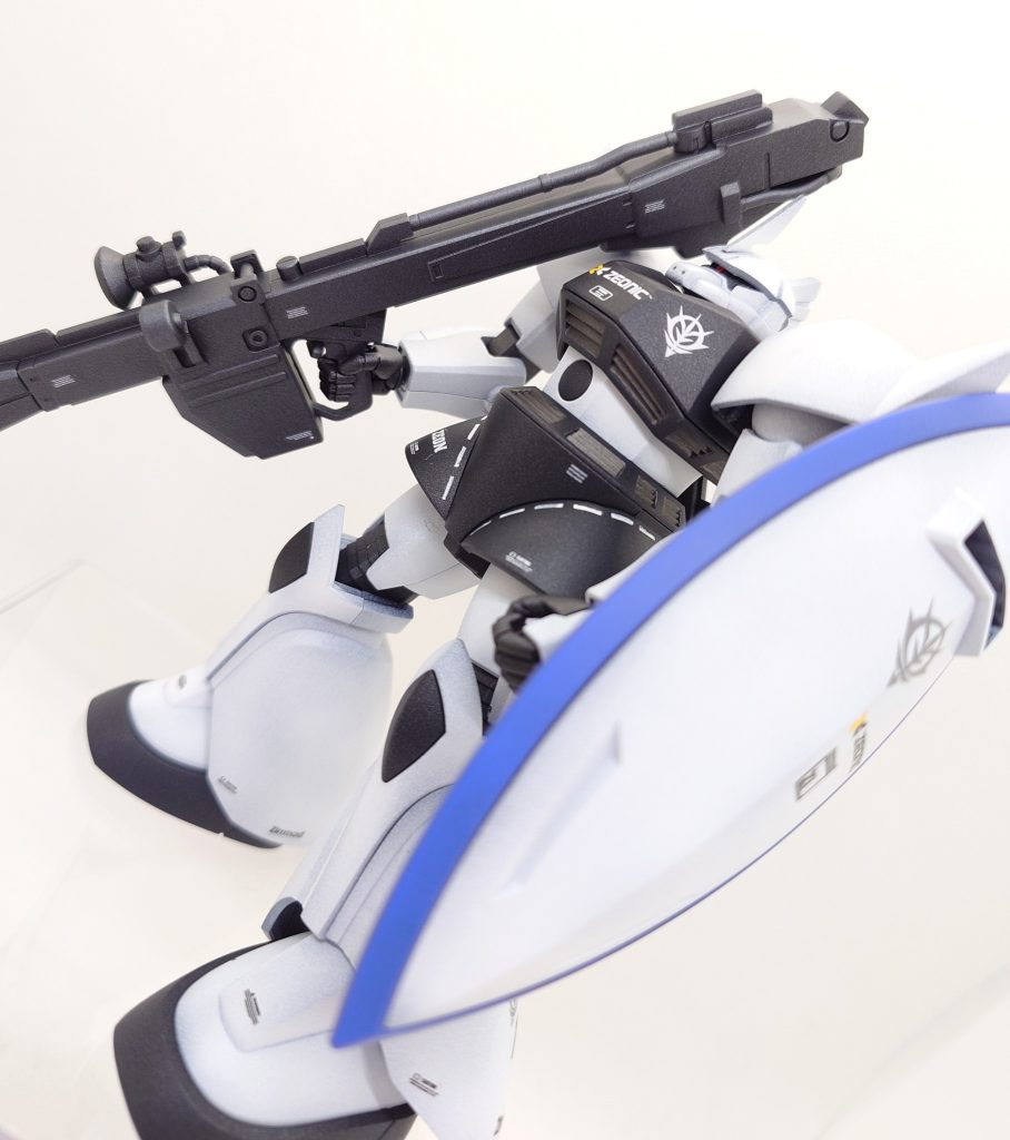 肩の合わせ目と武器の合わせ目処理をした後に黒立ち上げで塗装、製作しました。武器に関しては、消すことが面倒な箇所はプラ角棒と段落ちで誤魔化しています(zaku-kao4)以外と見られるかなと思っています。←目を凝らさないでください(zaku-kao9)