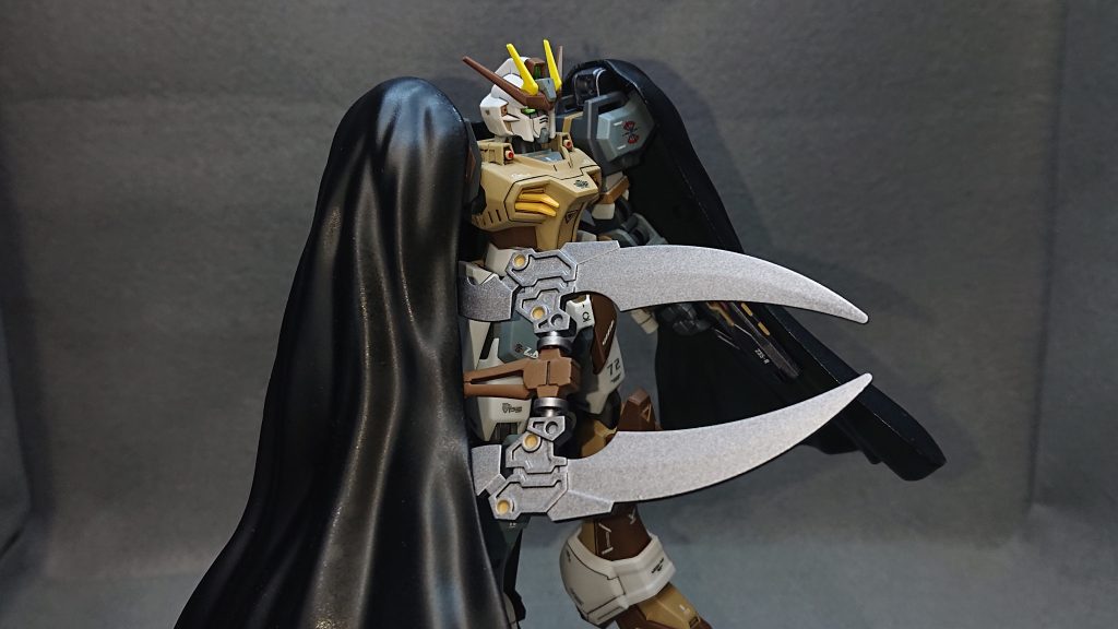 メインの武装は、右腕に持たせた近接戦用のオリジナル武装です💡30MMのパーツを組み合わせて作った、剣のようで斧のような変わったデザインのモノにしてみました!毒とか塗っていても不思議じゃない変な形をしていますねwマントの隙間から刃先が少し見える感じが個人的に気に入っているポイントになります✨仮組投稿をした際には“暗殺者っぽい雰囲気を漂わせている”というコメントを頂きテンションが爆上がりしました💡