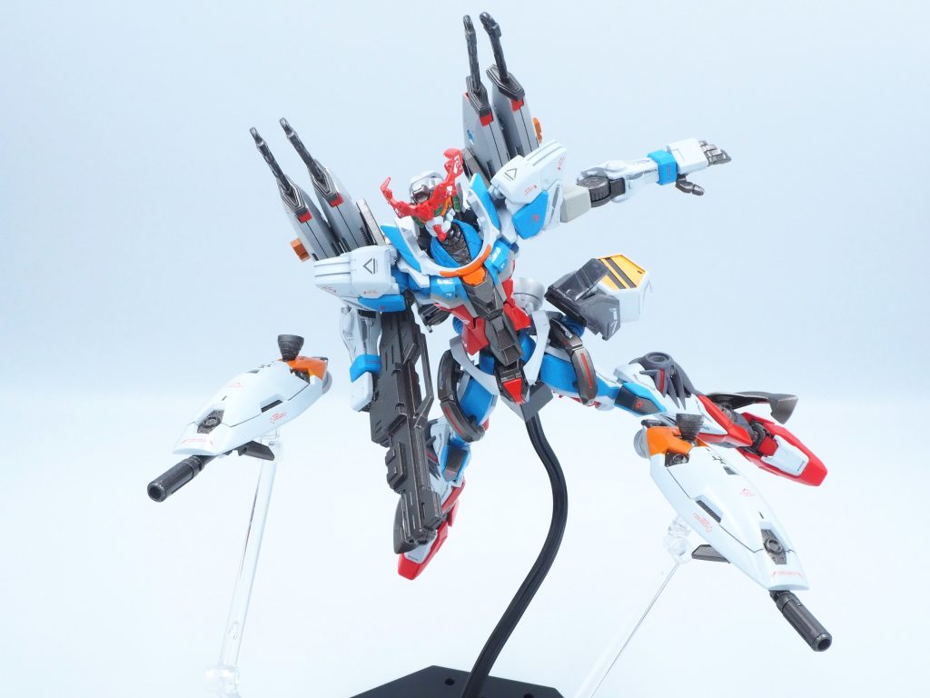 ジークアクスもサイコミュ搭載機なので、ビットも装備。脚部のビーム砲はビットとしても使います。赤いガンダムは上半身に装着してましたし、ちょっと意識してこっちは脚部に装備。 