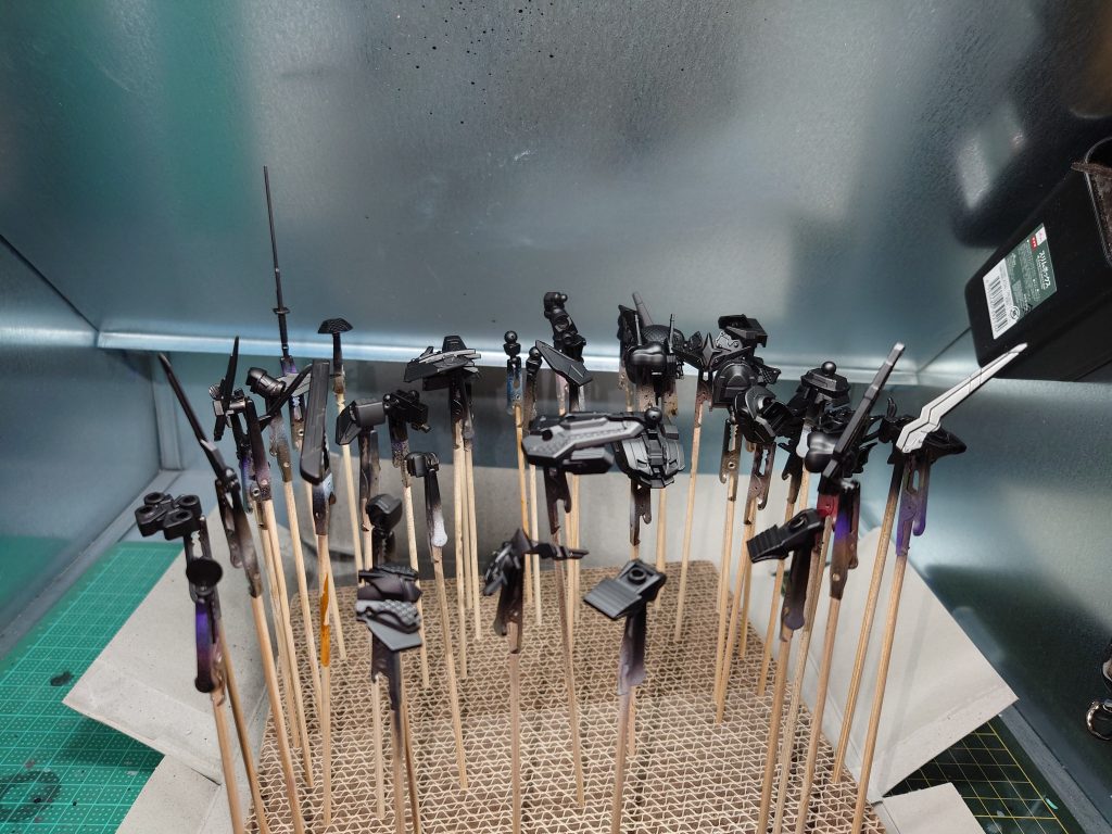 今回はサーフェイサーなしで塗装。このあと白はグラデーションの練習。