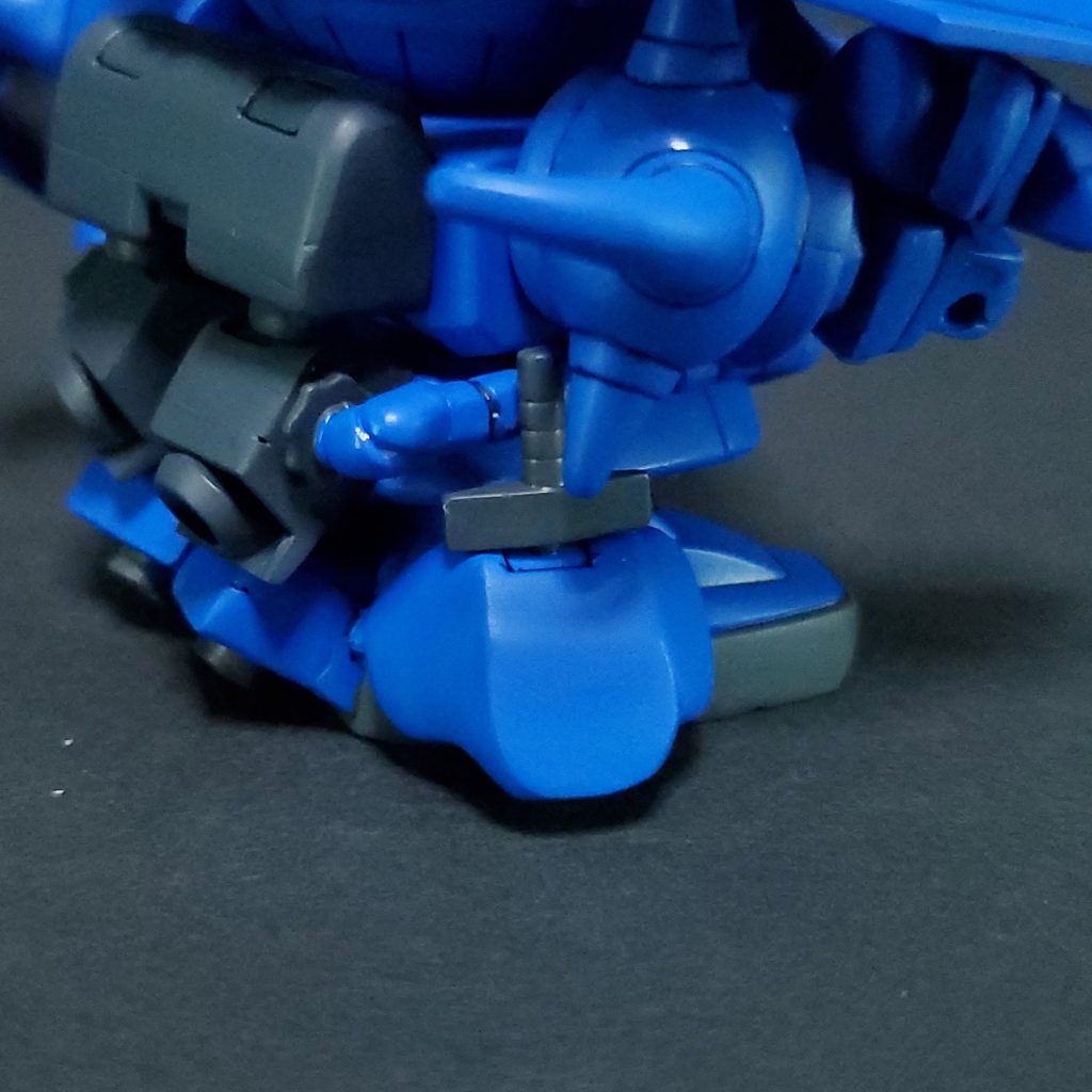 ヒートサーベルはサイズの関係で柄のみを脚のブースターに直接差し込んでいます。