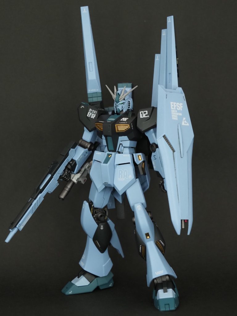 METALロボット魂版のオリジナルギミックを参考にバックパックをHGUCのものに変更してダブルフィンファンネルにしました。前腕部は左右入れ替えて右にはビームスプレーガン、左は3mmポリキャップを埋め込みシールドを取り付けられるようにしています。